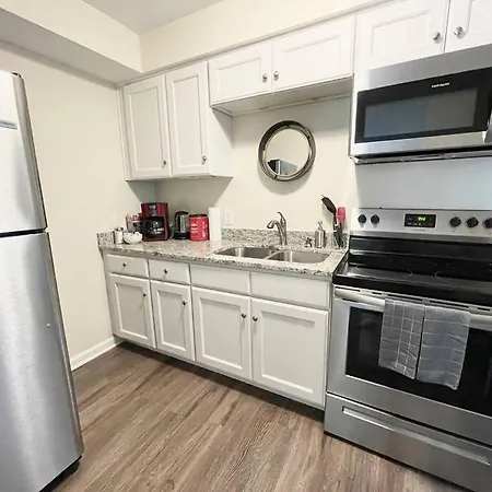 *Pristine Pad * King Bed *Duke * Long Term Stays*